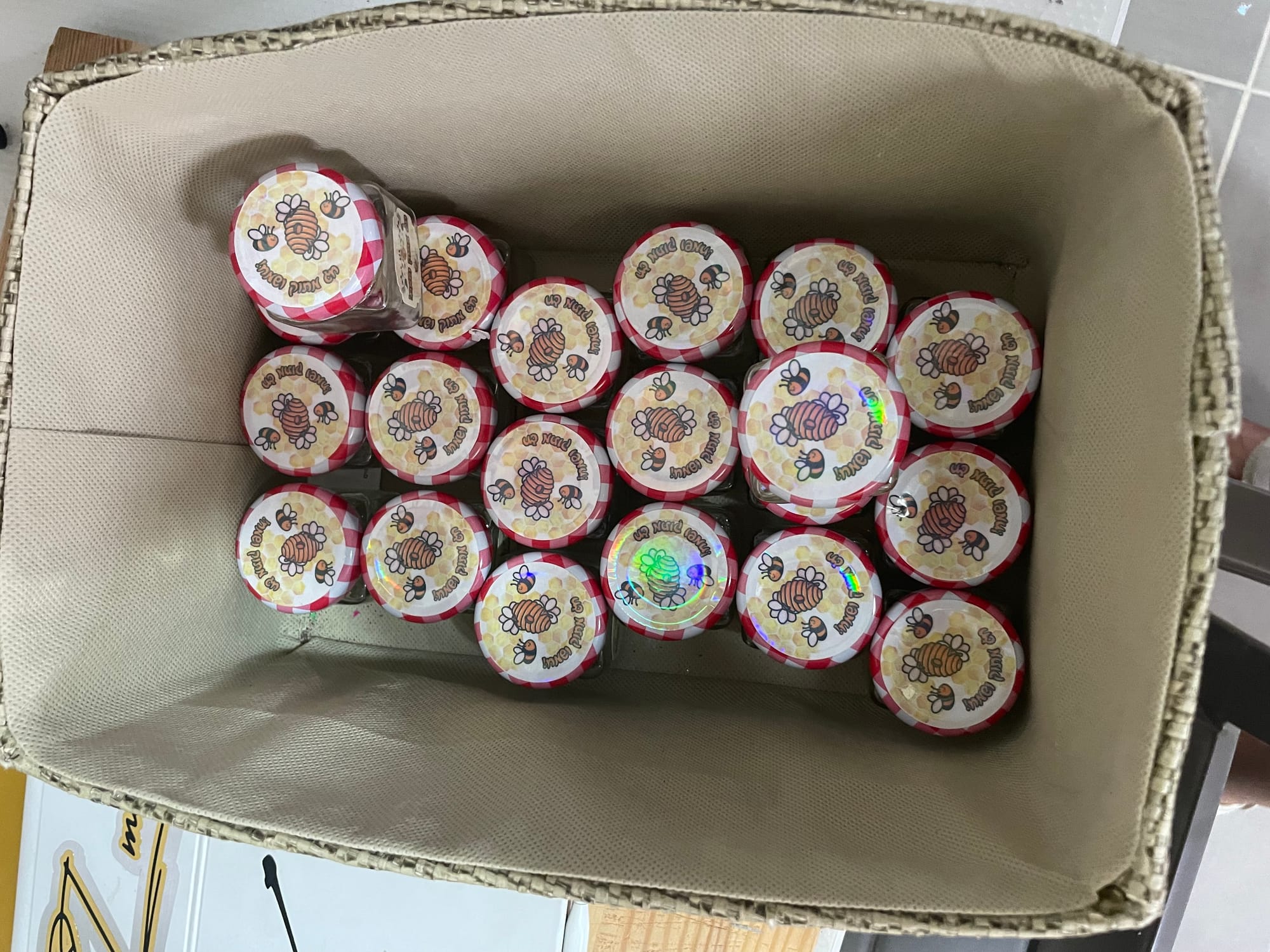 מיתוג בעיצוב אישי על מגוון מוצרי טקסטיל, כלי אוכל וכ״ו..