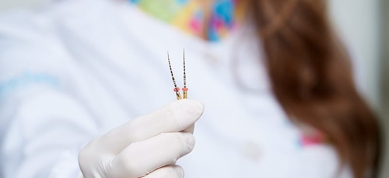 TRATAMENTO ENDODONTICO COM MICROSCÓPIO