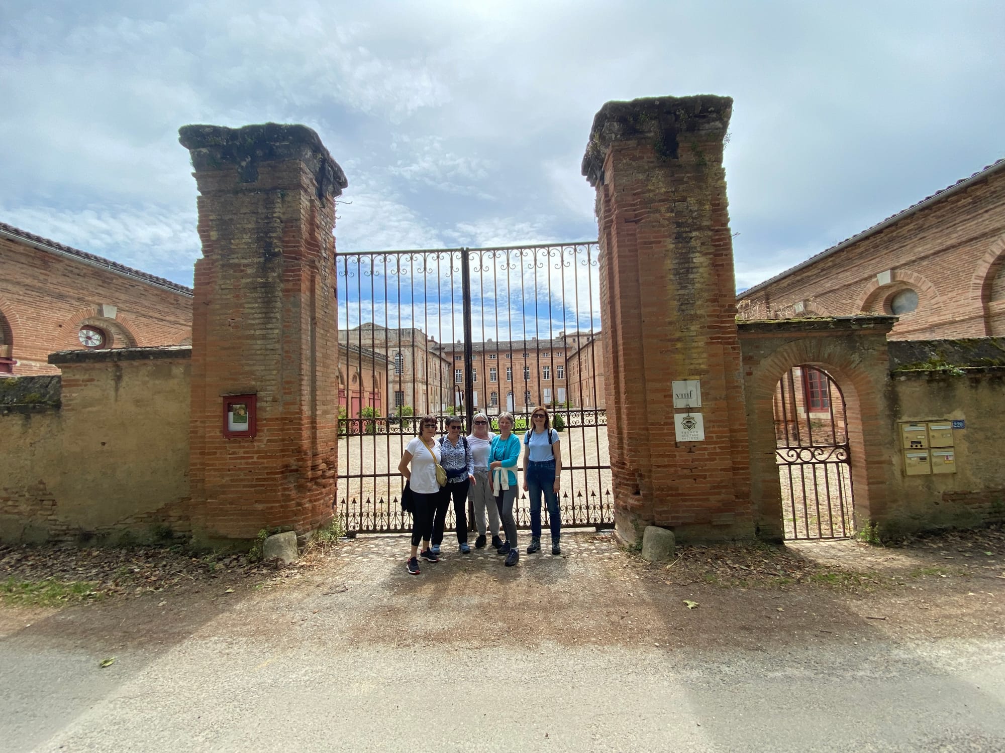 Pratique sur  l'herbe thème les éléments, déjeuner sous le chêne et marche jusqu'au château de Saint Gery 