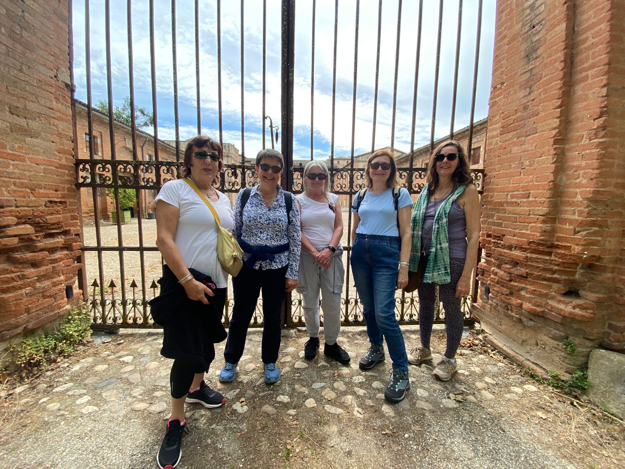 Pratique sur  l'herbe thème les éléments, déjeuner sous le chêne et marche jusqu'au château de Saint Gery 
