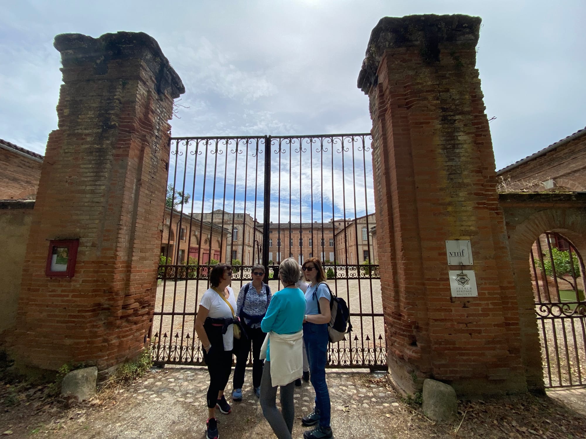 Pratique sur  l'herbe thème les éléments, déjeuner sous le chêne et marche jusqu'au château de Saint Gery 