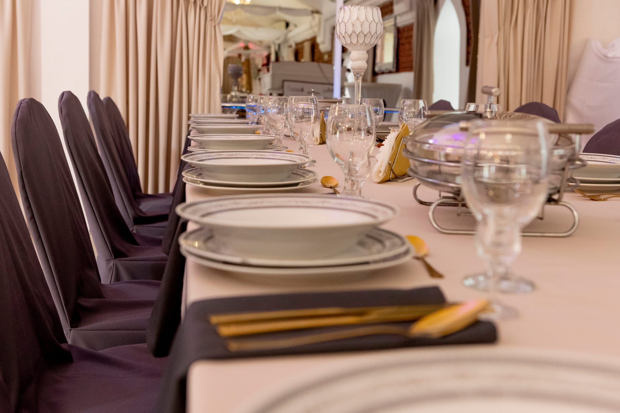 Złote sztućce i okrągłe talerze.