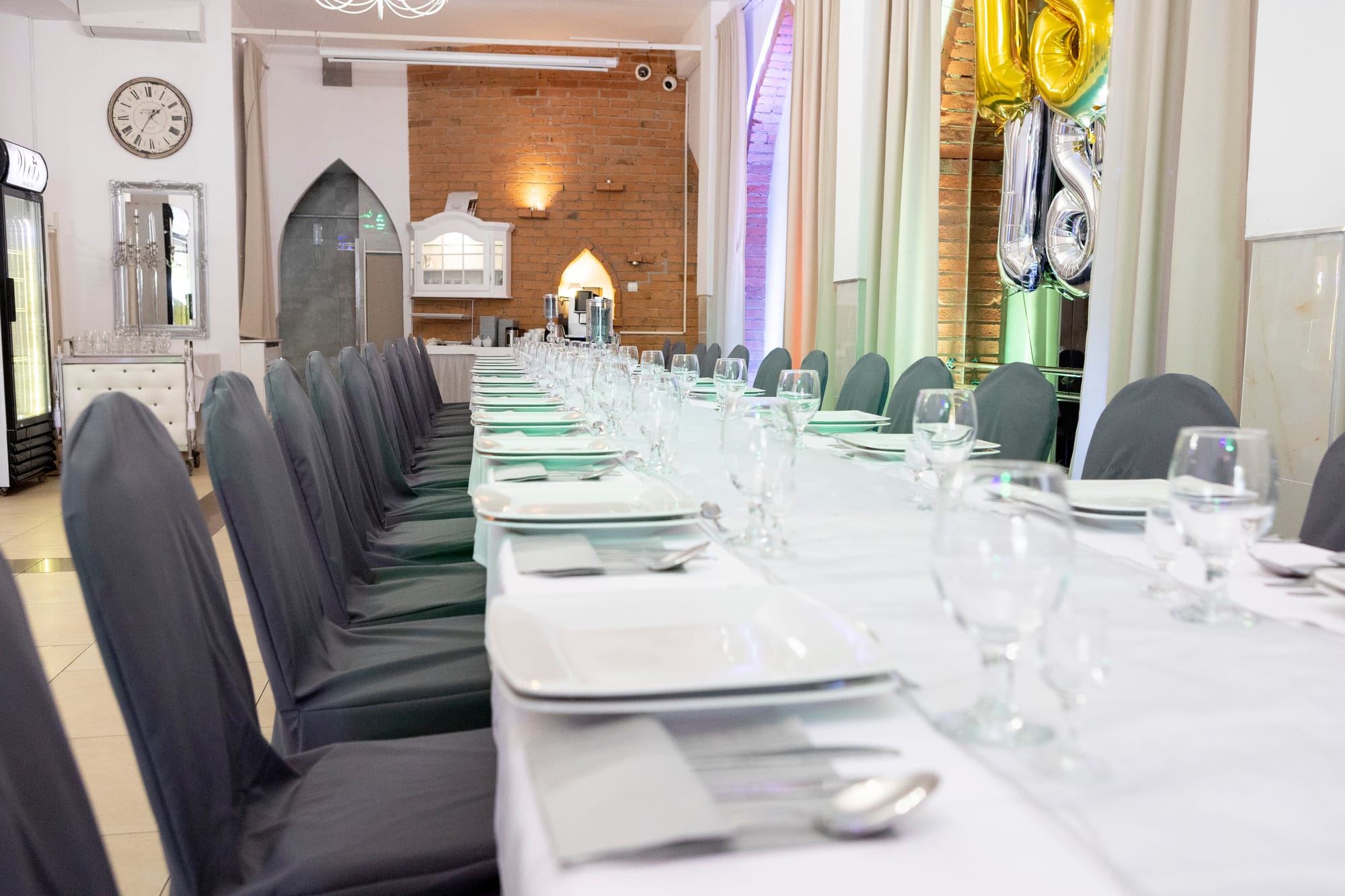 Pokrowce: białe i grafitowe.