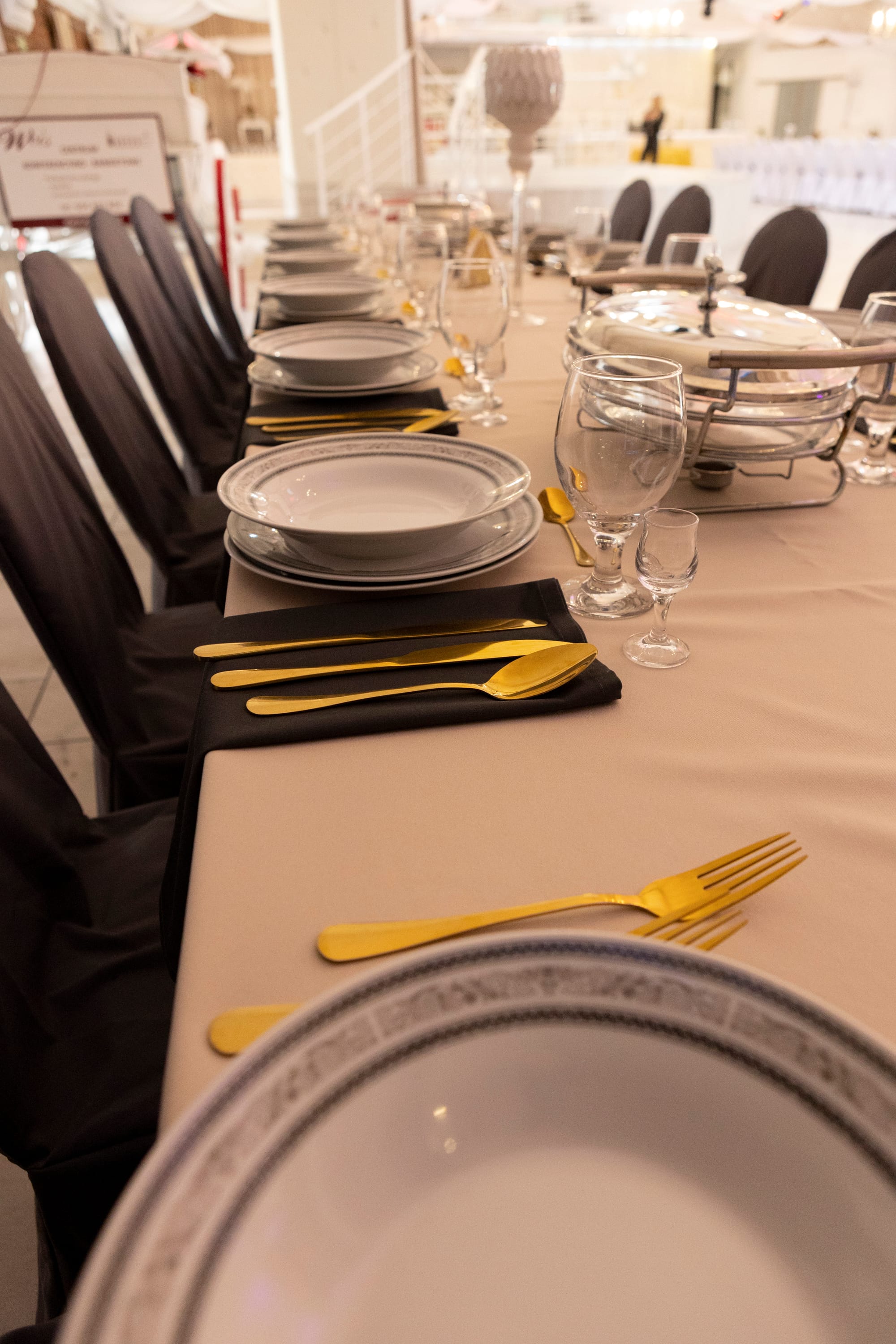 Obrusy: białe i beżowe.