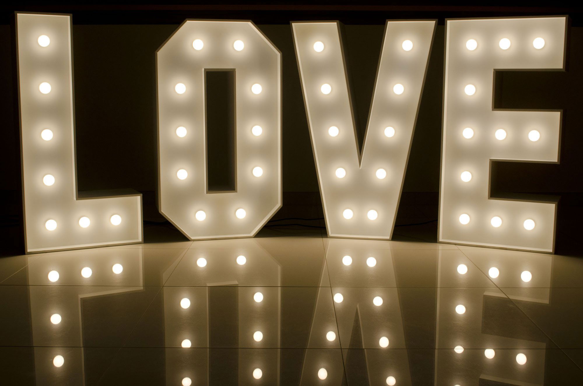 Świecący napis L O V E