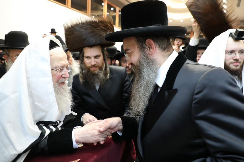 האדמו"ר מסאדיגורה בשמחת הברית בחצרות באסטאן - סלונים