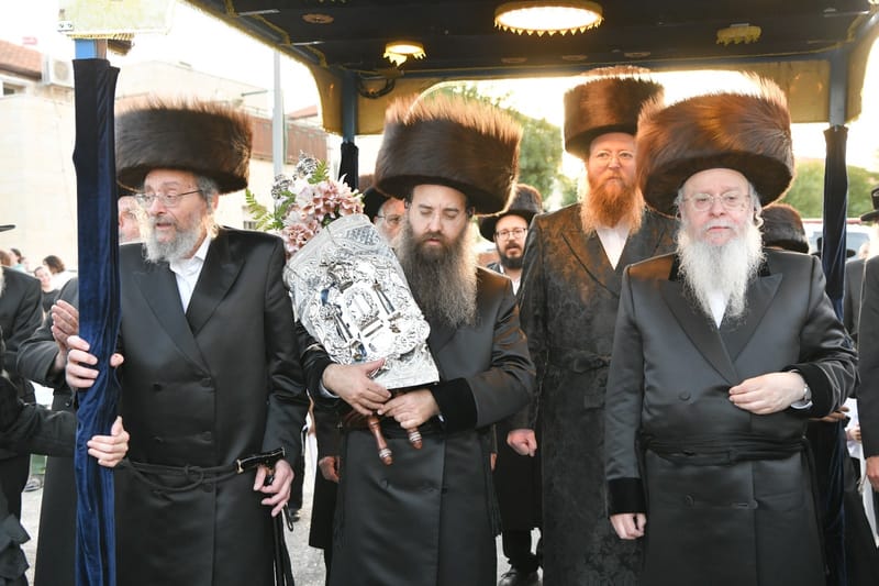 האדמו"ר מסאדיגורה בהכנסת ס"ת לביהמ"ד באסטאן בביתר