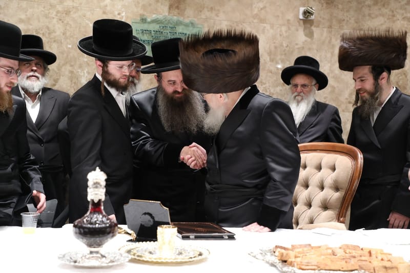 האדמו"ר מסאדיגורה בשמחת התנאים בחצרות באסטאן - סלונים