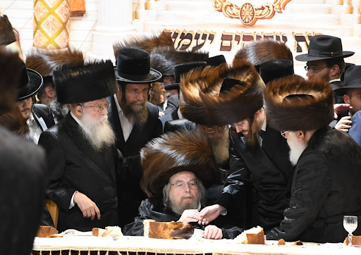 האדמו"ר מסאדיגורא בני ברק בשמחת השבע ברכות בחצר בעלזא