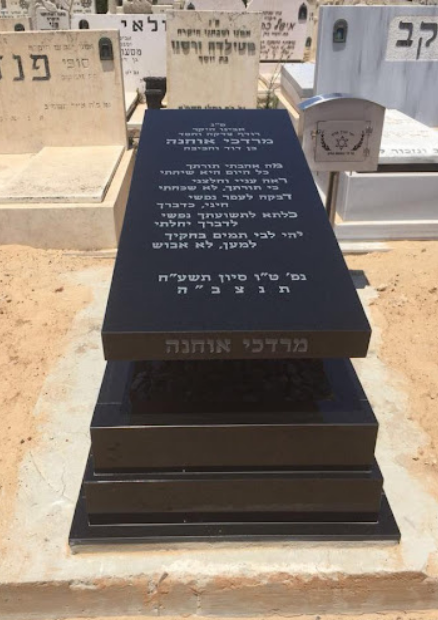 מצבות גרניט שחור משופעות ברעננה