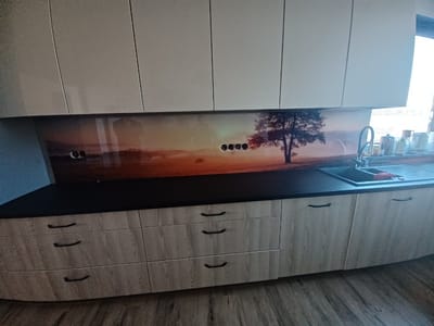 Szklarz i usługi szklarskie.