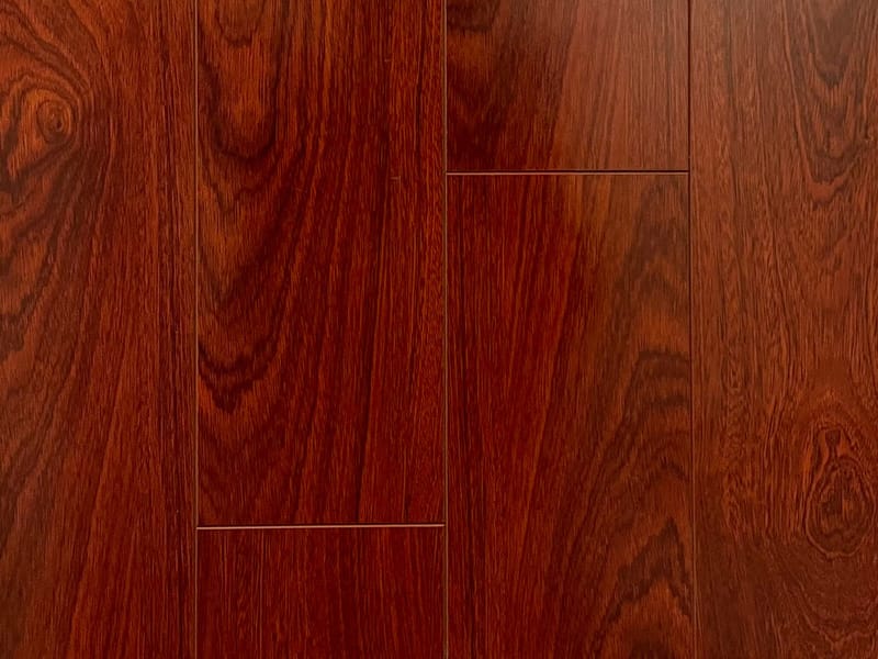 LAMINATE FLOORS