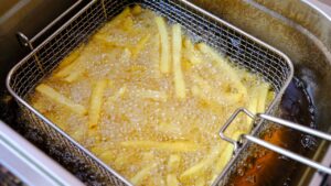 Descarte incorreto de óleo de cozinha: saiba como combater esse risco ao meio ambiente e a imagem do seu negócio de alimentação