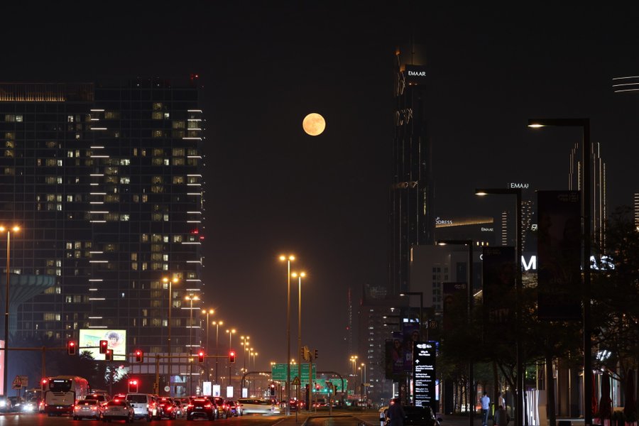 القمر العملاق