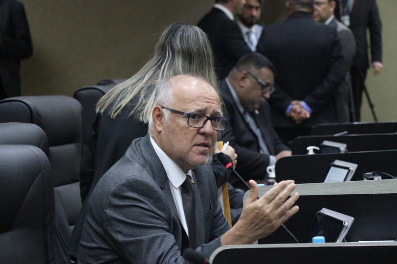 Lei de Luis Mitoso concede bolsa de estudo para alunos que participem de programas ambientais em Manaus