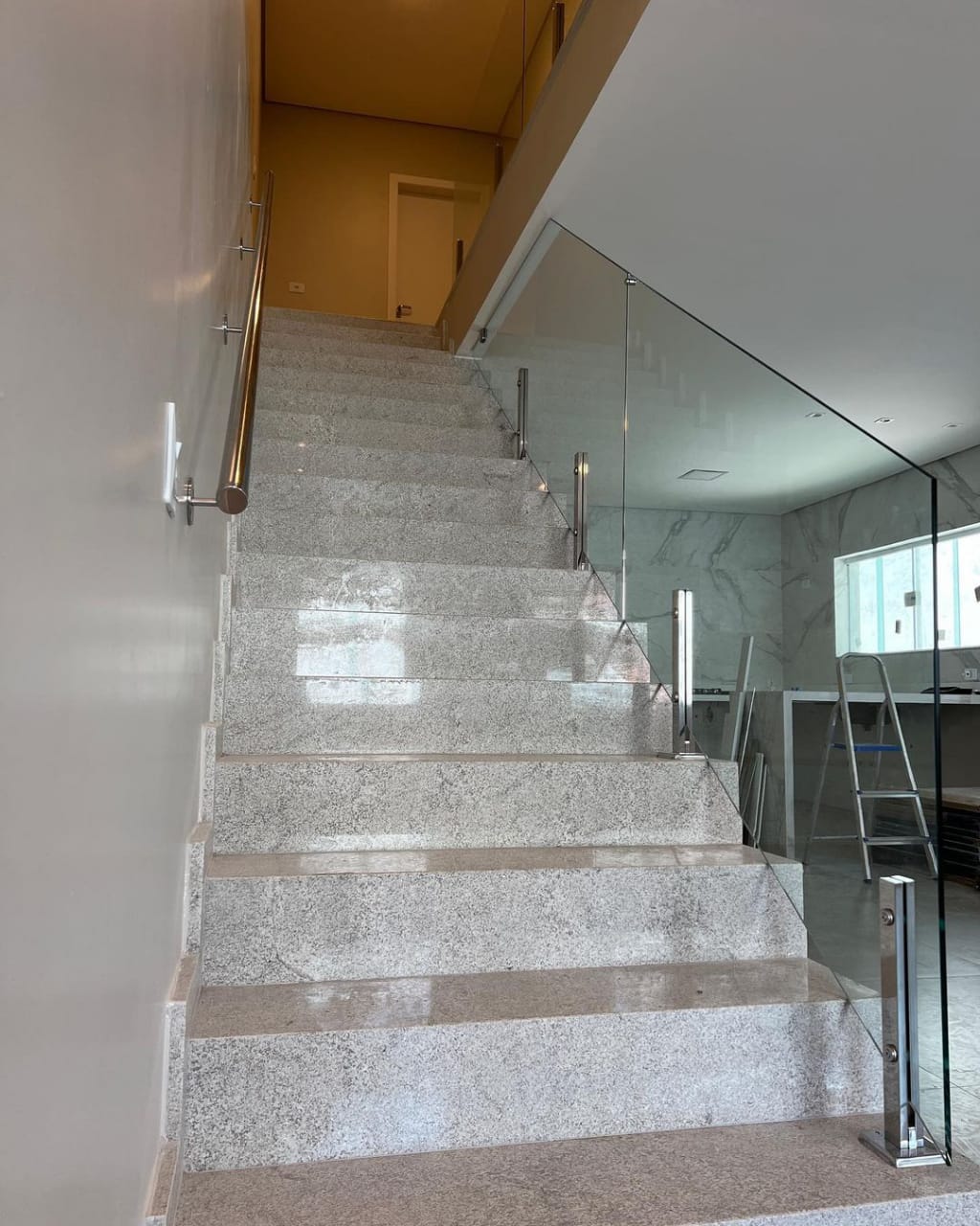 Guarda-Corpo e Escadas em Vidro