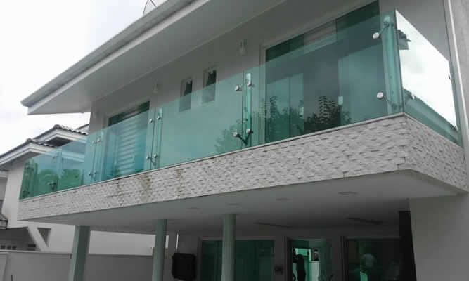 Guarda-Corpo e Escadas em Vidro