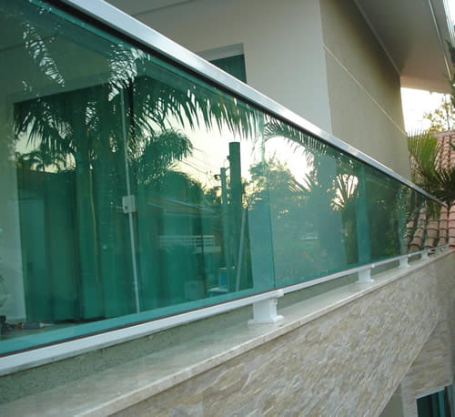 Guarda-Corpo e Escadas em Vidro