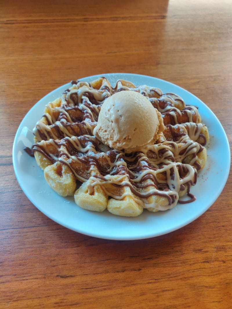 Simples c/Topping + Bola de gelado