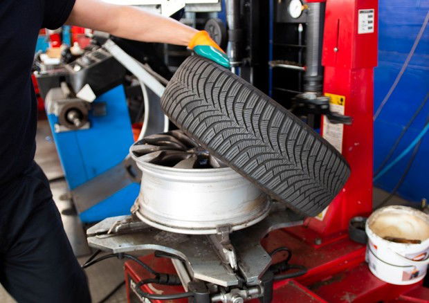 CAMBIO GOMME/ASSISTENZA SUL POSTO/RADDRIZZATURA CERCHI IN LEGA