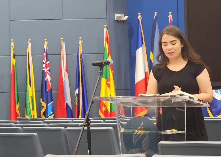 Joven cubana da mensaje a los líderes de la División Interamericana