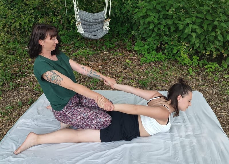 Massage habillé, allongé sur futon