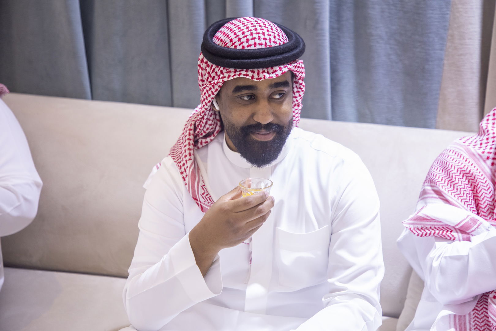 بارك الله لهما وبارك عليهما وجمع بينهما في خير