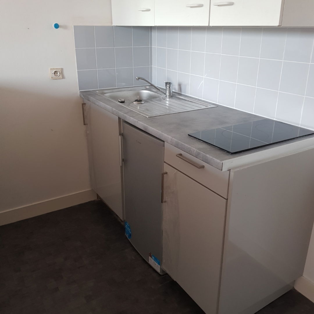 Installation de meubles et organisation d'une kitchenette Leroy Merlin.