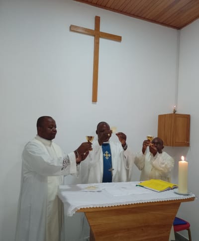 BENEDICTION DU NOUVEL ORATOIRE DU PRESBYTERE DE LA CATHEDALE BENI PAR LE CARDINAL NZAPALAINGA