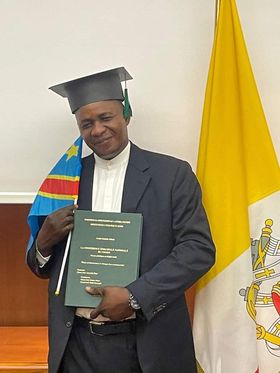 " L'Archidiocèse de Kinshasa a un nouveau Docteur en Droit canonique : l'Abbé André Bakula"