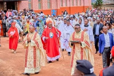Ordination sacerdotale dans l'Ordre de Sainte Croix à Butembo par Monseigneur Sikuli