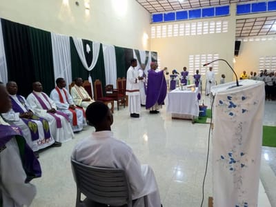Le compassion paternelle de Monseigneur José-Bertrand Likolo pour les 17 victimes de la pluie torrentielle  dans son diocèse de Lisala (RDC)