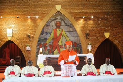 Le Cardinal Fridolin Ambongo entouré des agents pastoraux et des fidèles pour l'échange des vœux