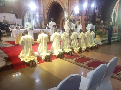 Huit nouveaux prêtres ordonnés par Monseigneur Jean-Crispin Kimbeni