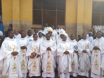 Monseigneur José-Bernard Likolo a achevé sa longue visite pastorale au Sud du Diocèse de Molegbe par les ordinations de 16 prêtres