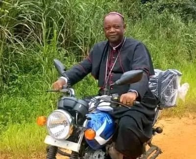 Monseigneur Léonard Ndjadi : évêque motocycliste pour le bien des âmes