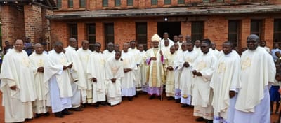 Deux presterium autour de Monseigneur José-Bernard LIKOLO à la messe chrismale à Boso-Manzi dans le diocèse de Lisala