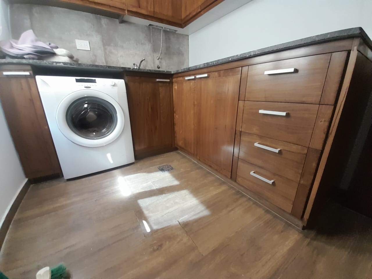 mueble de lavadero en madera macisa