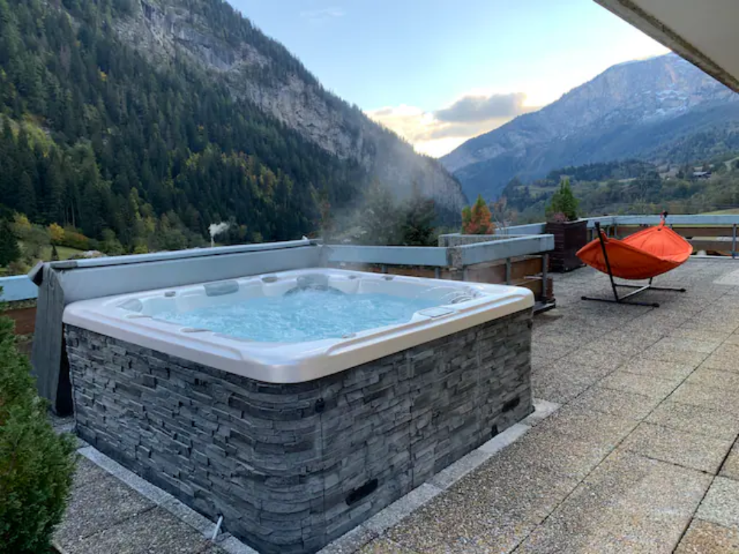 Studio penthouse avec terrasse de 100 m ², vue ininterrompue sur les Alpes et jacuzzi PRIVÉ.