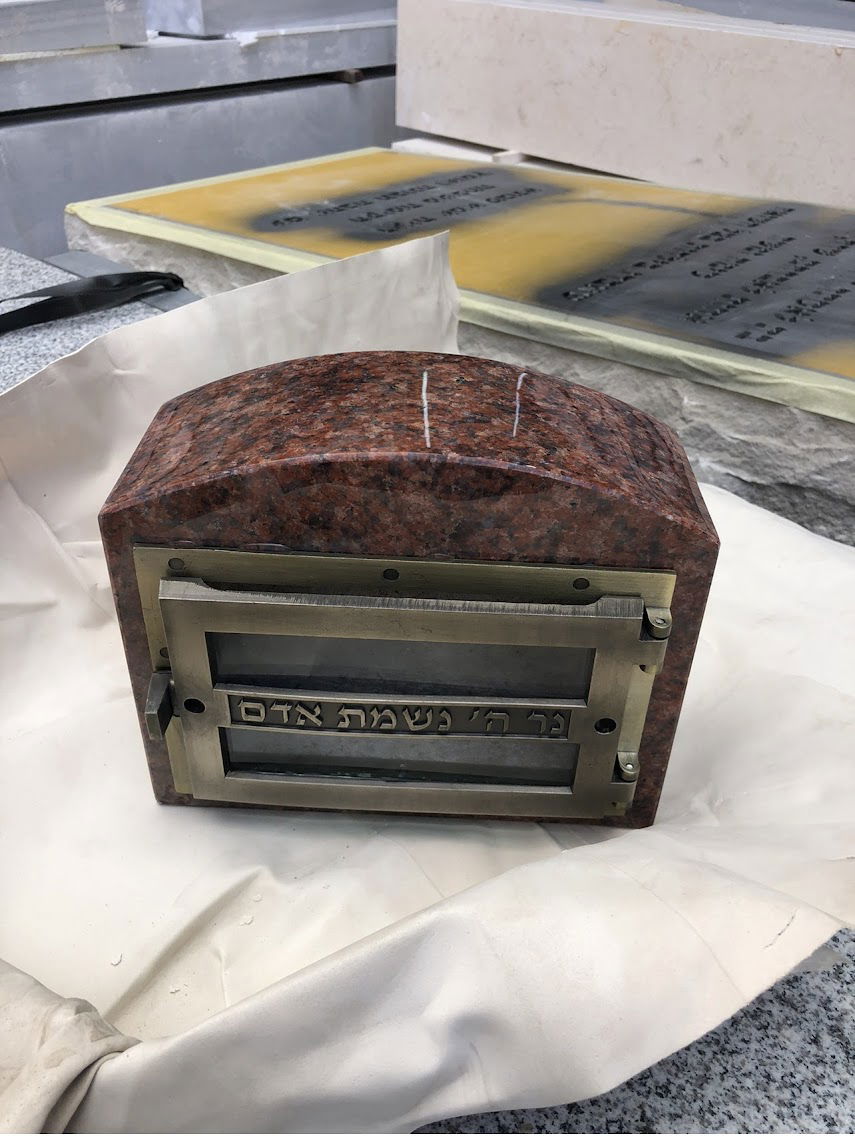 מצבות גרניט אדום במודיעין