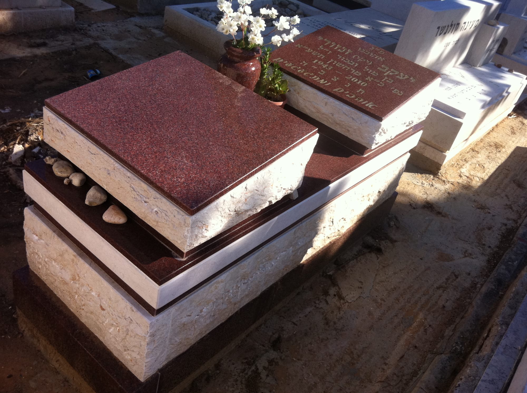 מצבות גרניט אדום במודיעין