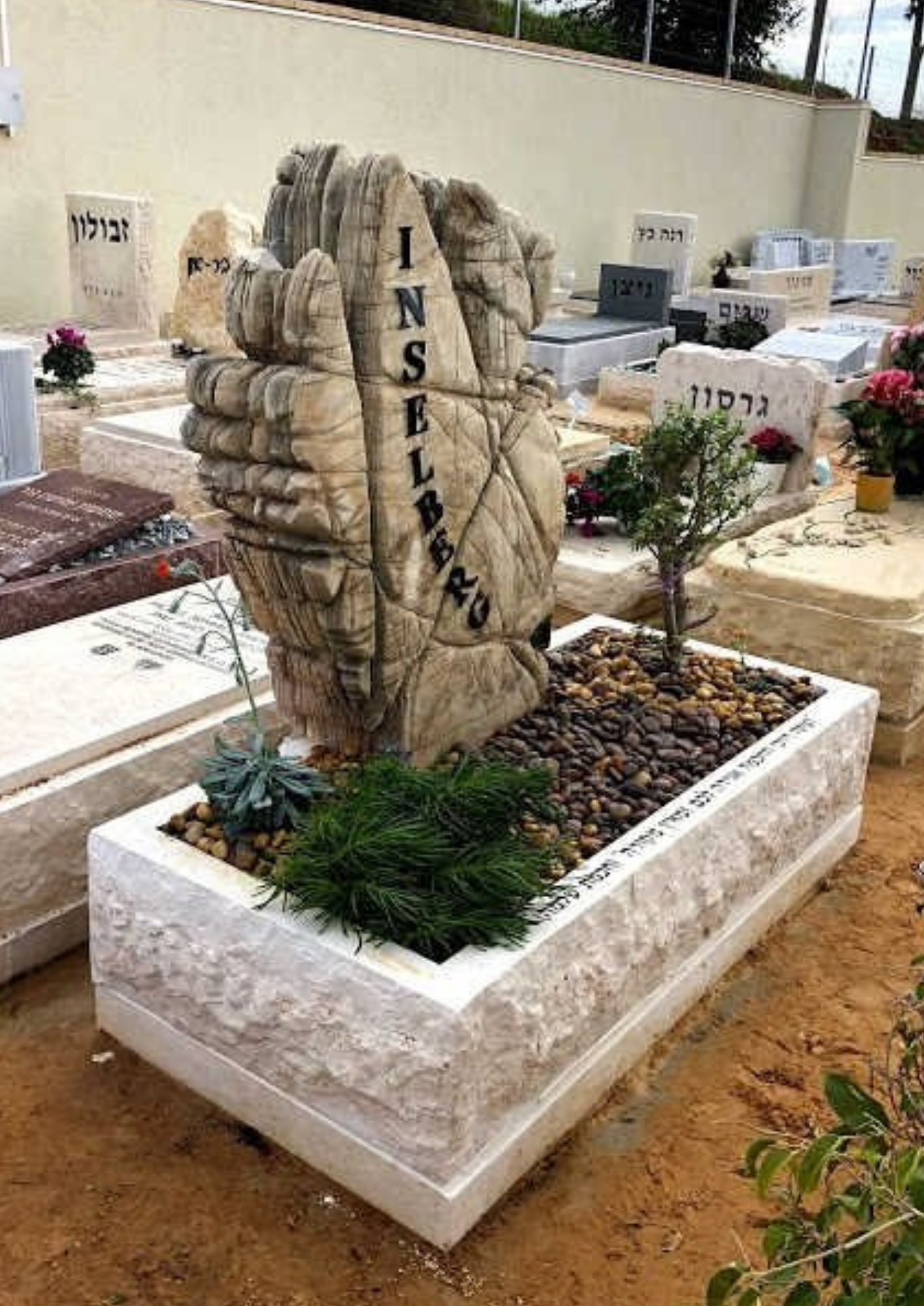 מצבות סלעים במודיעין