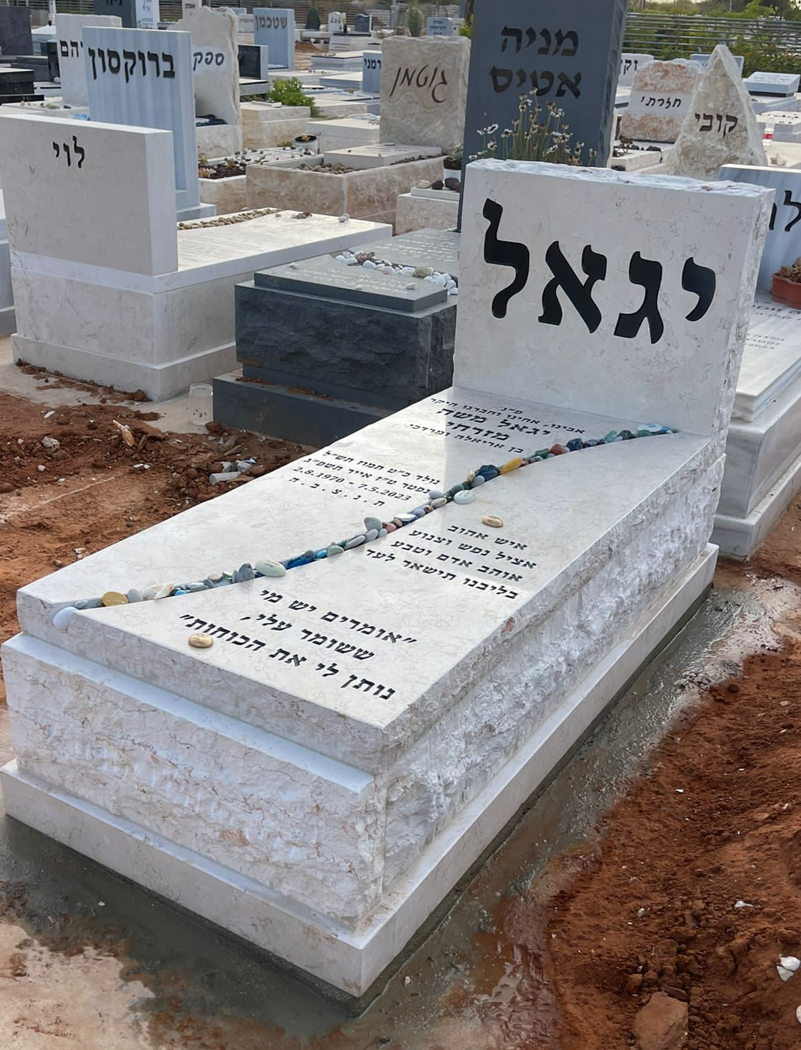 מצבות במחירים זולים 302