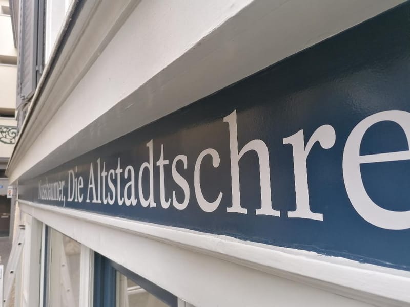 Die Kunst der Beschriftung an der Altstadtschreinerei im Niederdorf