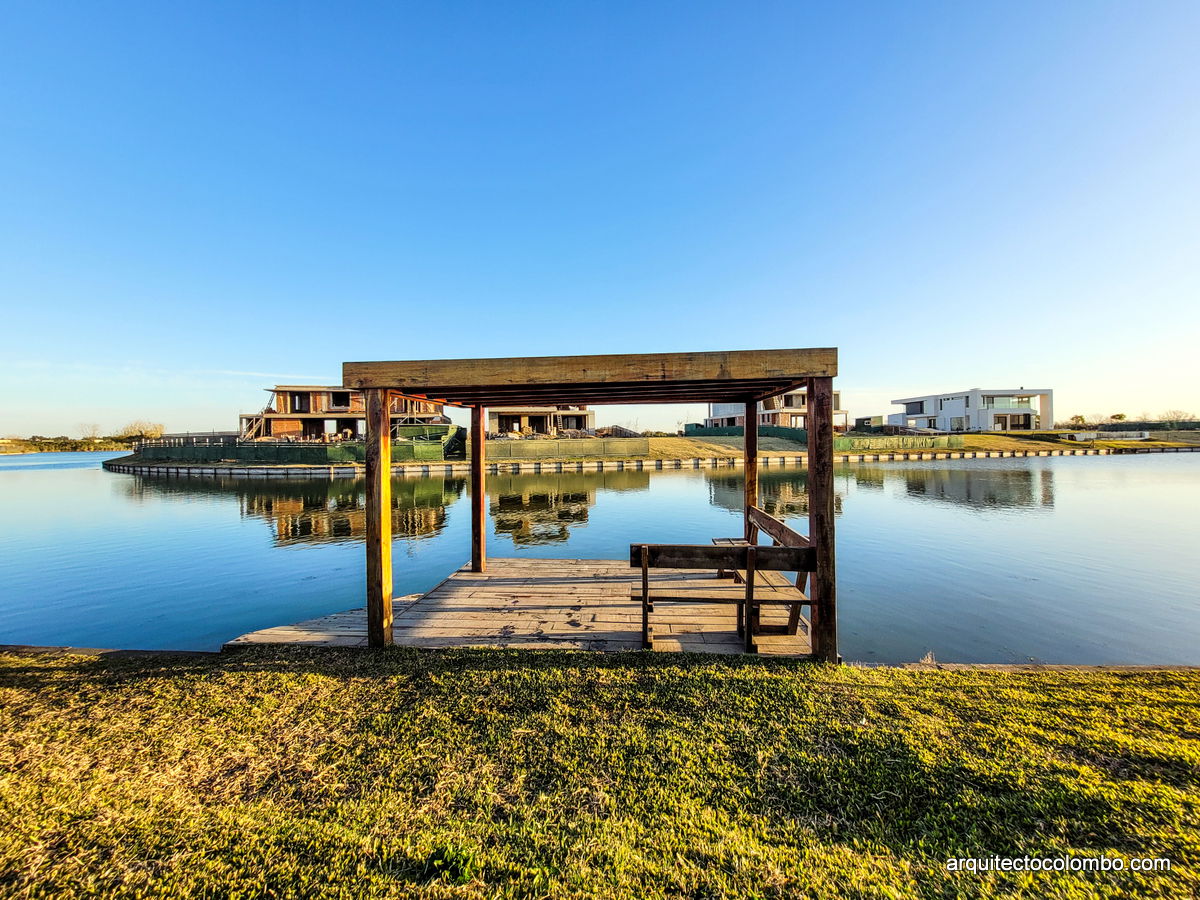 Muelle al lago central.