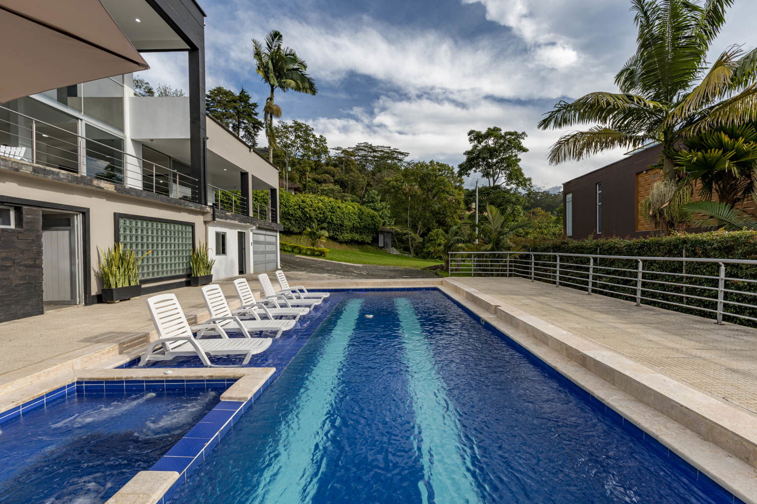 Mansion in Envigado with Pool-15 Min/Parque Lleras Envigado 16 guests 7 bedrooms 8 beds 5.0 baths