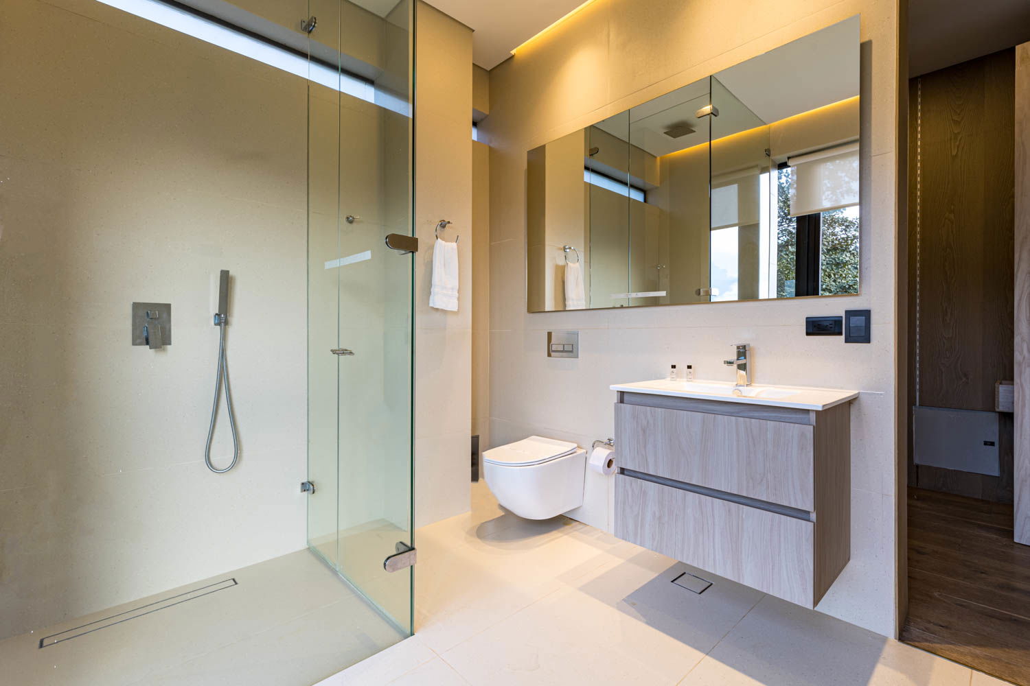 "Elevate Your Self-Care Routine: Indulge in Spa-like Luxury in the Lavish Bathrooms of our Medellin Villa"