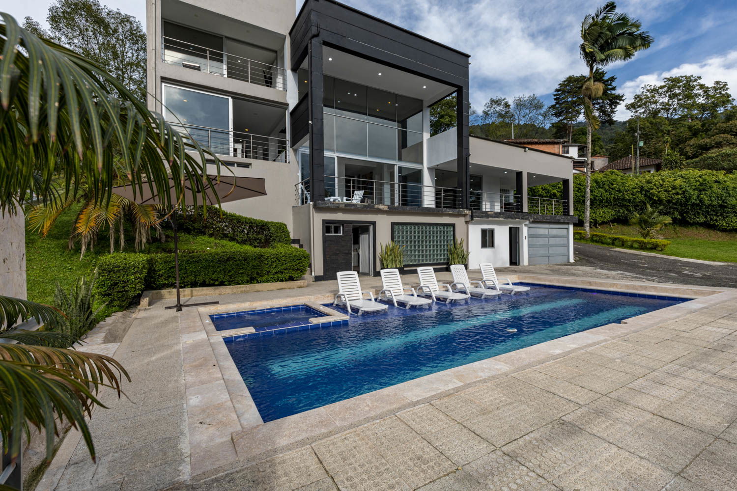 Mansion in Envigado with Pool-15 Min/Parque Lleras Envigado 16 guests 7 bedrooms 8 beds 5.0 baths