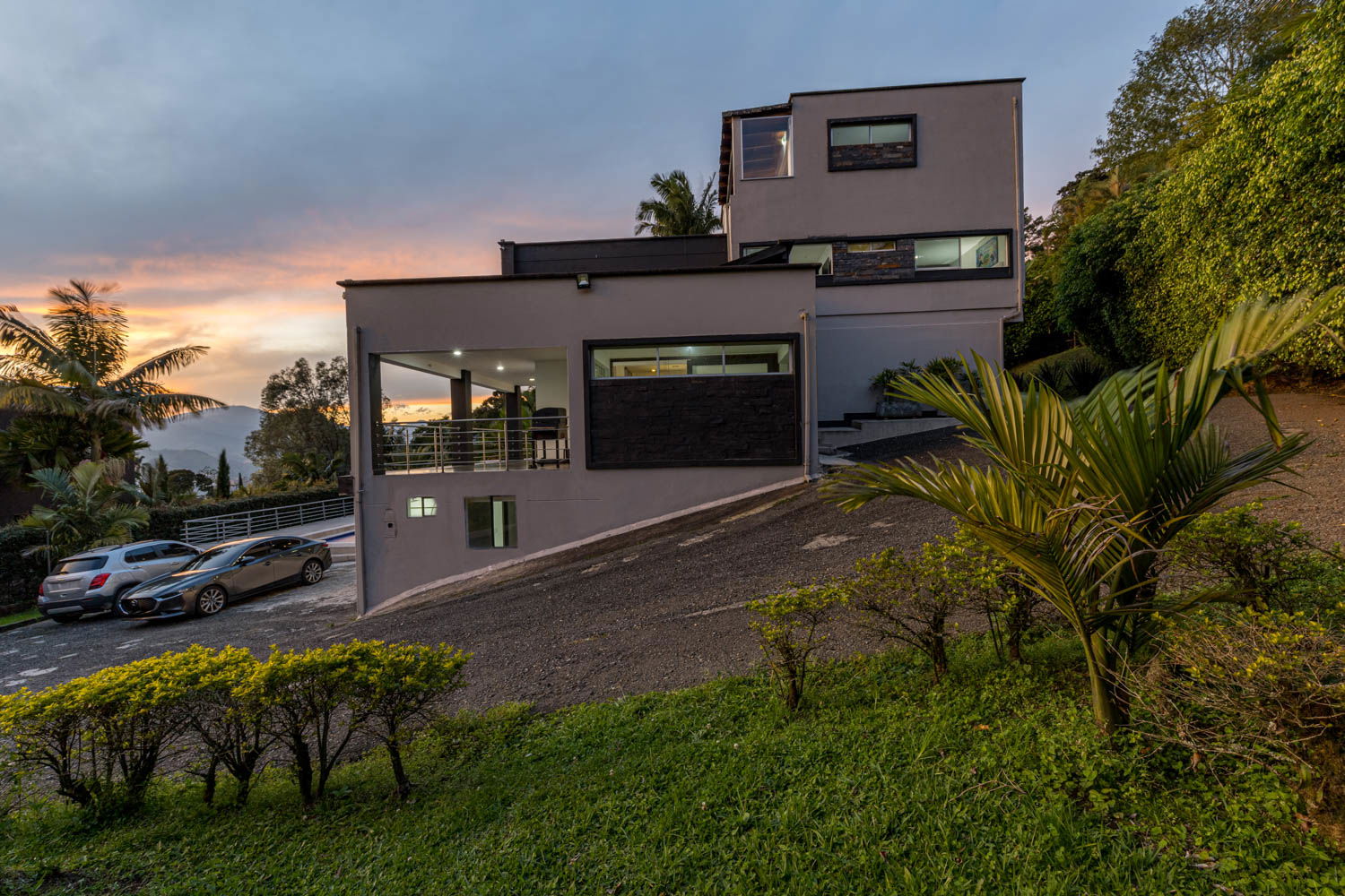 Mansion in Envigado with Pool-15 Min/Parque Lleras Envigado 16 guests 7 bedrooms 8 beds 5.0 baths