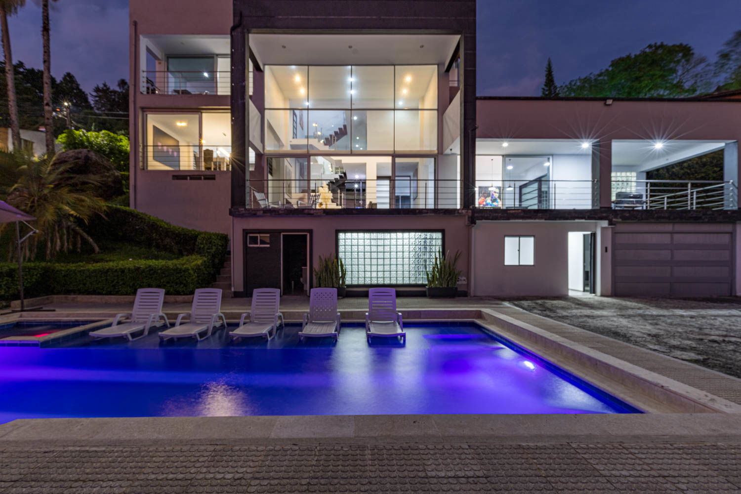 Mansion in Envigado with Pool-15 Min/Parque Lleras Envigado 16 guests 7 bedrooms 8 beds 5.0 baths